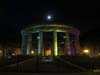 Rotunda of Illustrious menA{ݏ㕔Ɍ锒M݂̂͗ɂČB