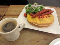 STELLAR PLACE EAST2F̕ЋɁuCafe MaduvBȂ܂͂܂ŋxê悤ȓXAȂJtFBʐ^̃pP[L300`350~̃hNƂ̃Zbgi1,000~BÂȂ^CvI񂾂̂AꂪӊOɔB